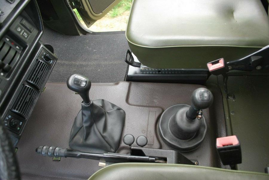 Детали интерьера Mercedes-Benz 250 GD Pick-up 1993 года  (фото 6 из 22)